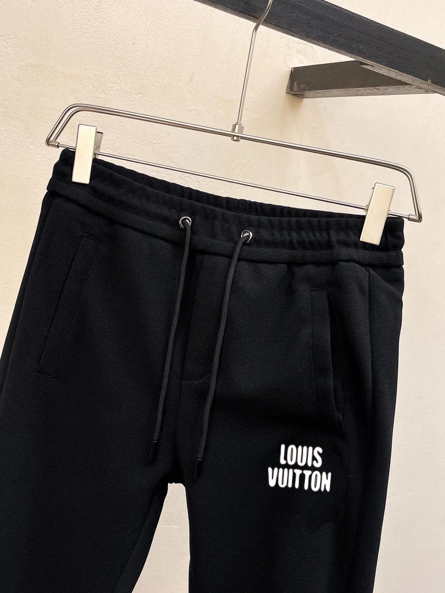 🅿️420 [LV Louis Vuitton] (Fat Man Gospel) hot-selling suit is coming. Focus on the original version of the official website. 2025 new hot-selling cardigan sweater suit. The original order is the best. 🇭🇰The meticulous work of top designers is dedicated to a fitting and perfect upper body effect. All-natural high-quality Roman cotton 100%, close-fitting comfort, noble and elegant! Original hardware embodies elegance and nobility! Counter size: M-5XL (maximum wear up to 220 pounds)